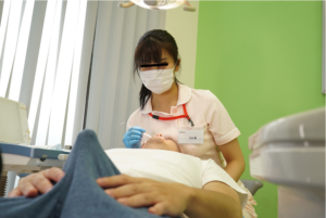 ナース誘惑【入院したら看護師がみんな巨乳でノーブラ！？透け乳首をこっそりおかずにしていたら見つかってまさかの夢の展開に！？】