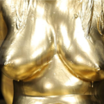 稲場るかが衝撃の金粉メイドになりその状態で勃起チンポをマンコに挿入セックスする【金粉巨乳メイド 稲場るか】