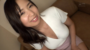 ノーブラの23歳【乳首どころか乳輪まで浮き出るノーブラで巨乳を見せつけながら生活するドスケベ帰国子女 ちな】