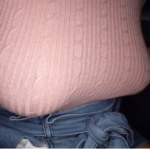 新波リア【前代未聞のお人好し！頼まれると嫌だと言えないIカップ超爆乳ハーフ少女はノーブラニットになることを断れずに勃起乳首を世間に晒す。終始恥ずかしそうにしていたが、実は羞恥心から股間をビショビショに濡らすドMっ娘でした。】