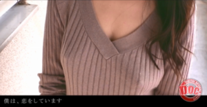 ノーブラ透け乳で佇む【彼氏と喧嘩して部屋の外に閉め出された隣人の巨乳女の薄着姿があまりにもエロいので…】