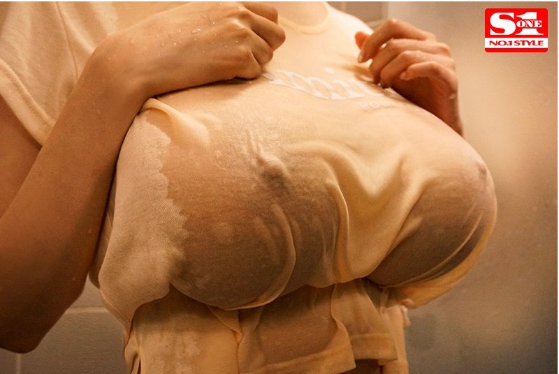ノーブラ透け乳姿で理性を失う【透けるノーブラ、ポロリしちゃうJcup 着衣神乳の誘惑 安齋らら】
