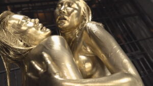 加賀美まりと枢木あおいが銀粉金粉塗れでウェット＆メッシーレズに興じお互いを染め合う【銀粉プレミアム01】