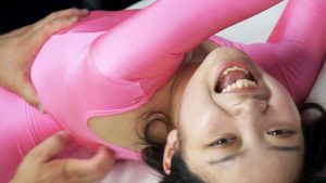 ピンクのレオタードの八乙女ななと白黒ビキニの岩沢香代が両手両足固定されてくすぐりされる【THE くすぐりROOM 10】