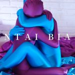 加賀美さらと美波沙耶がゼンタイを着用してレズをしお互いの敏感な部分を擦り合う【ZENTAI BIAN 2】