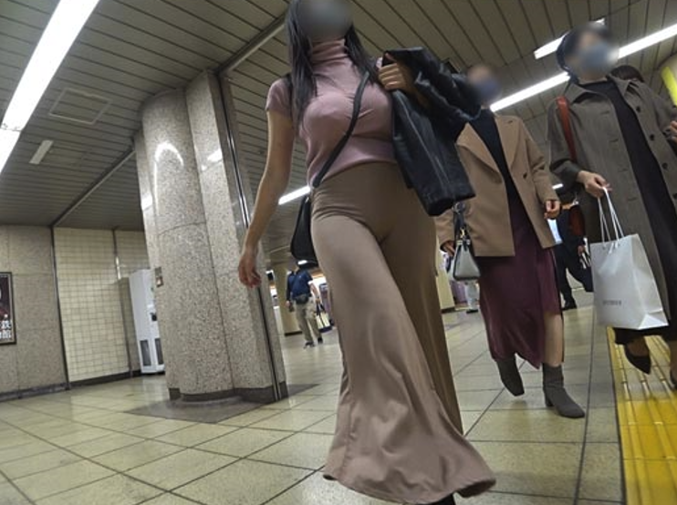 ノーブラ美女
