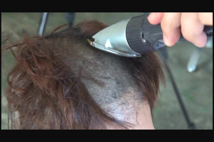 ロングヘアーの美女が剃髪してつるっつるのスキンヘッドになるがその姿も又美しい【剃りっ怒vol.51　れちぇらす】