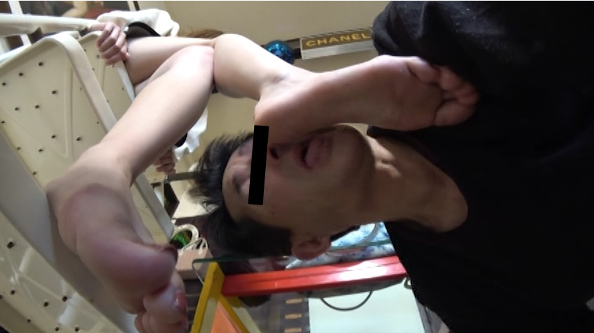 21歳女性【高級スーパー店員様のハイソックスとパンストで顔を踏まれすぎた便利屋君】