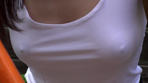 ノーブラ透け乳【あれまさか？ノーブラ透け乳首ポッチ？！隣に住む女子大生はいつも優しく僕にあいさつしてくれるけど、服装がラフすぎて乳首まるわかり。視線に気づいて、私のおっぱいでいいの？と聞かれた件。】