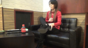 人妻一児の母が日頃の鬱憤を晴らすべくM男を甚振り尽くす【M男を服従させて愉しむ足27.5センチのママ祐子様】