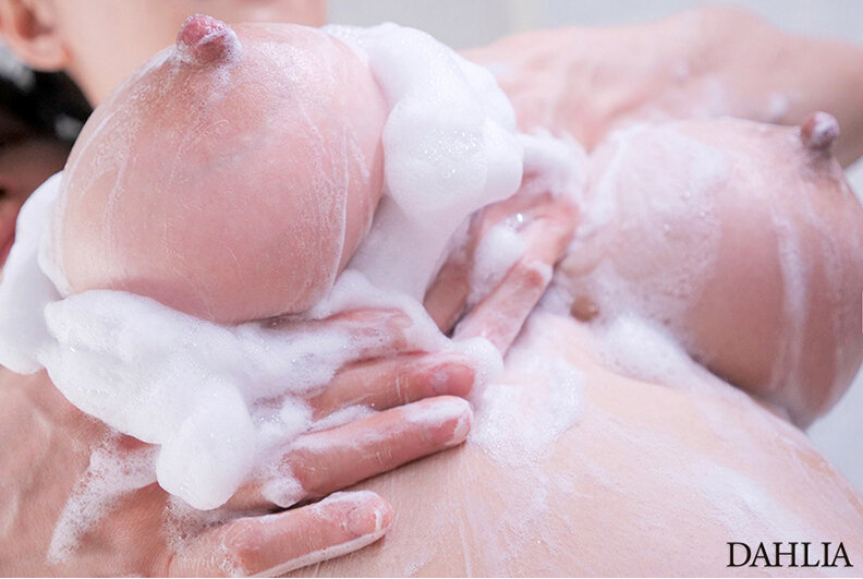 ノーブラ姉さんの誘惑【無自覚にこぼれるIcupおっぱい 貧乳彼女の姉が爆乳すぎて理性崩壊、むしゃぶりハメ狂ってしまった僕。 朝海汐】