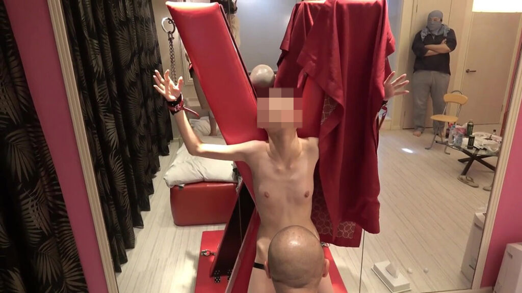 剃髪ロングヘアー美女