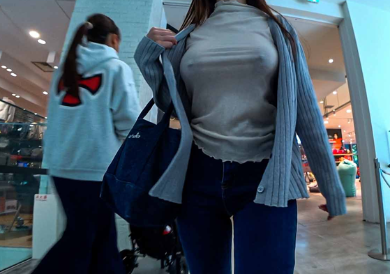 ノーブラ練り歩き