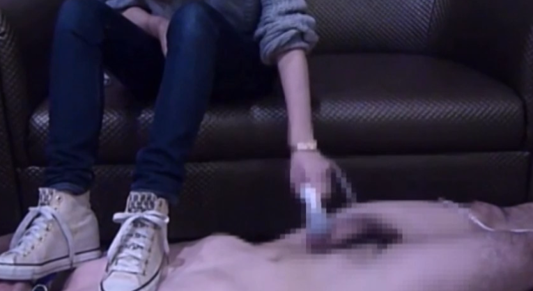 素人女性の臨場感が堪りません【ドSアパレル店員によるヒール＆スニーカーM男いじめ】